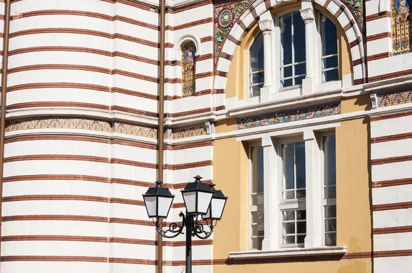 Ventana arqueada con adornos — Foto de Stock