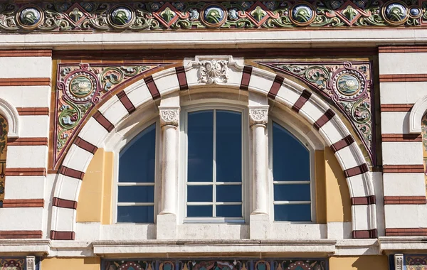 Арка окна с орнаментами — стоковое фото