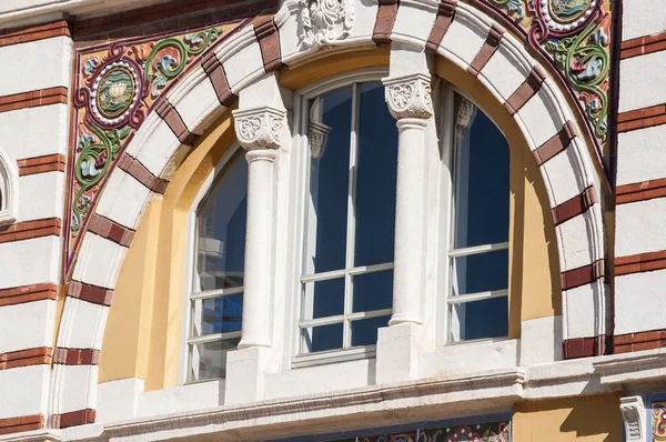 Gebogen venster met versieringen — Stockfoto