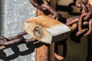 paslı kilit ve metal zincir