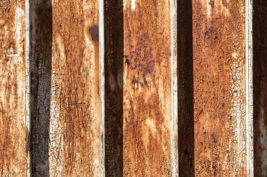 Paslı oluklu levha yüzeyine