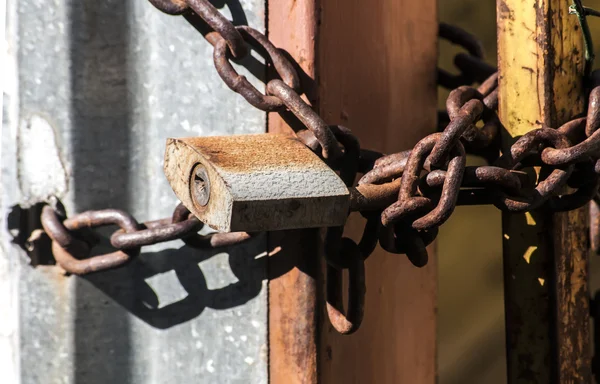 Roestige hangslot en metalen ketting — Stockfoto