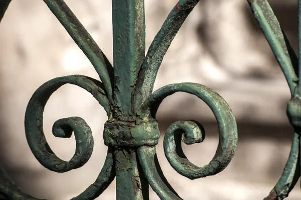 Detalhe de ferro desgastado da grade metálica — Fotografia de Stock