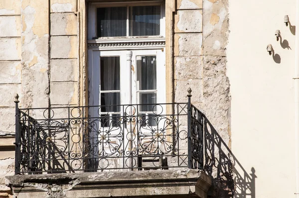 Grunge verweerde afbrokkelende balkon — Stockfoto