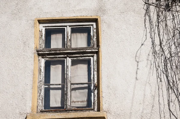 Vieja ventana grunge erosionada — Foto de Stock