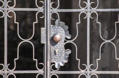 Metal veranda kapı ızgara üzerinde kilit