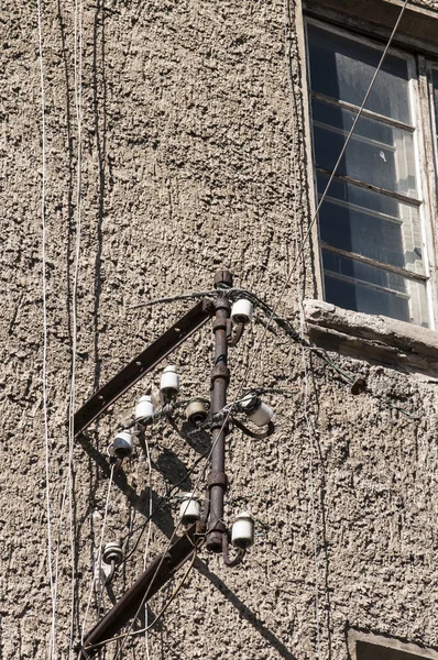 Metallrahmen und Isolatoren an der Wand — Stockfoto