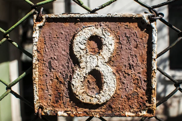 Velha placa de ferro fundido retro número 8 — Fotografia de Stock