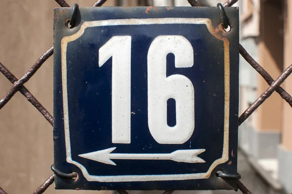 Placa esmaltada desgastada número 16 — Fotografia de Stock