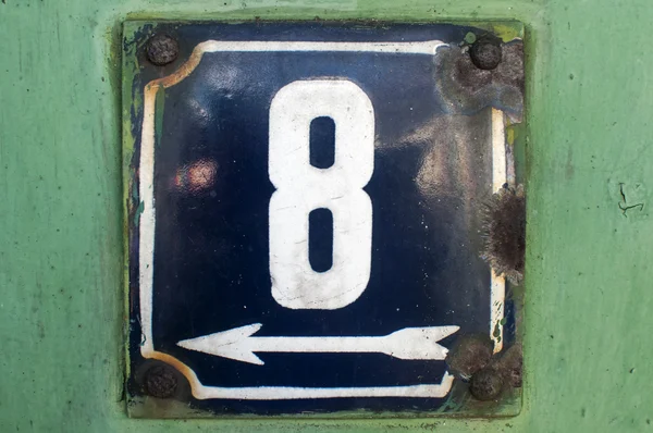 Placa esmaltada desgastada número 8 — Fotografia de Stock