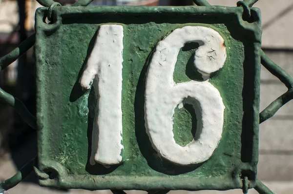 Velha placa de ferro fundido retro número 16 — Fotografia de Stock