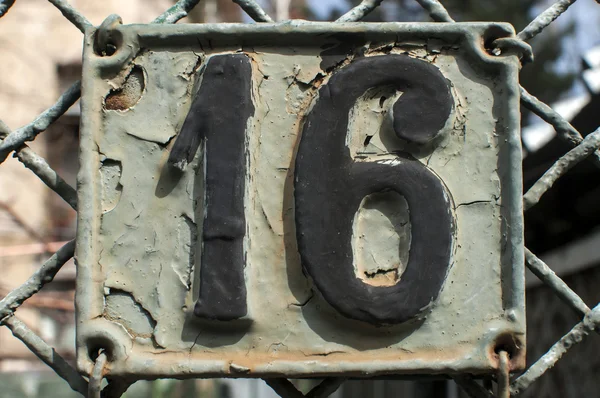 Velha placa de ferro fundido retro número 16 — Fotografia de Stock