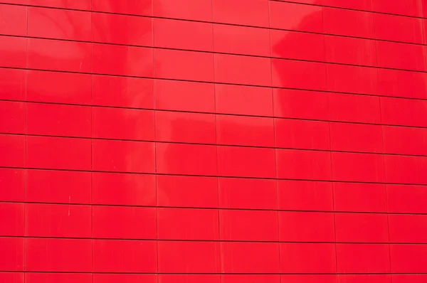 Rood metalen deelvenster muur — Stockfoto