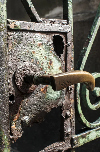 Velho ferro corroído fechamento da porta fechadura — Fotografia de Stock