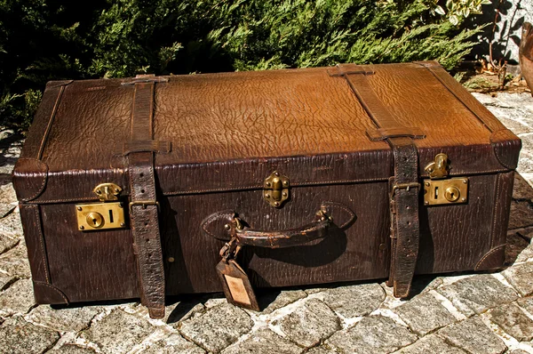 Старый ретро кожаный чемодан — стоковое фото