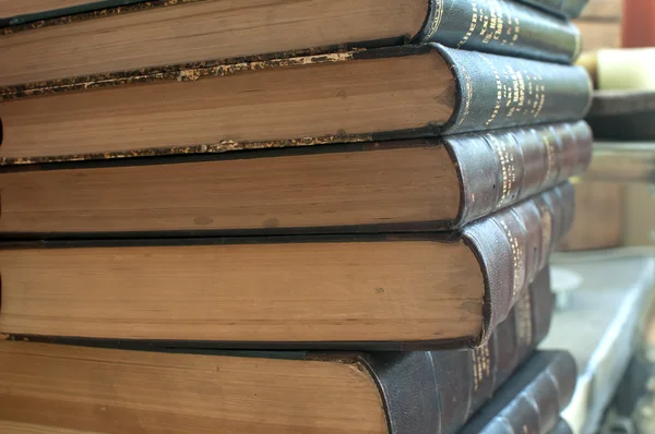 Stacked on one another old books — Stock Photo, Image