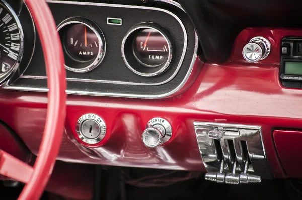 แดชบอร์ดรถยนต์วินเทจ — ภาพถ่ายสต็อก