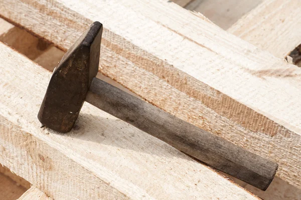 Hammer on pine lumber — Stock Photo, Image