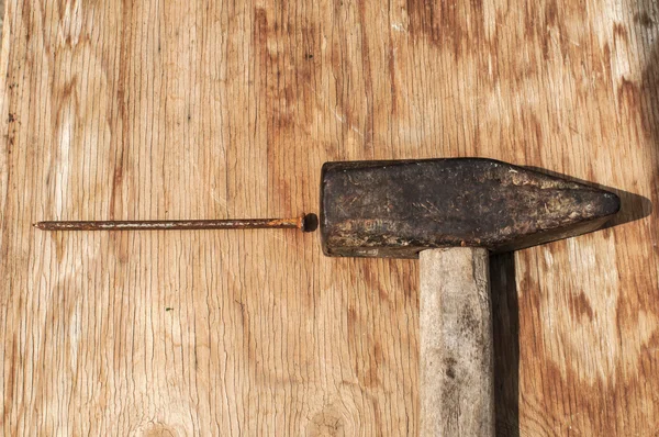 Старый молоток и ржавые ногти — стоковое фото