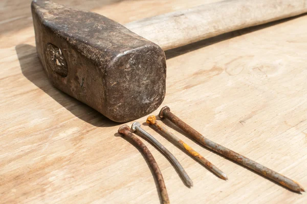 Old hammer and rusty nails — Stock Photo, Image