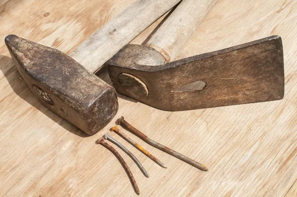 Старый молоток, адзе и ржавые ногти — стоковое фото
