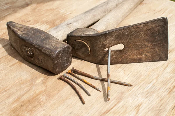 Vieux marteau, adze et ongles rouillés — Photo