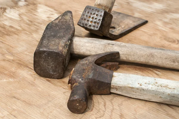 Alte gebrauchte Hämmer und adze — Stockfoto