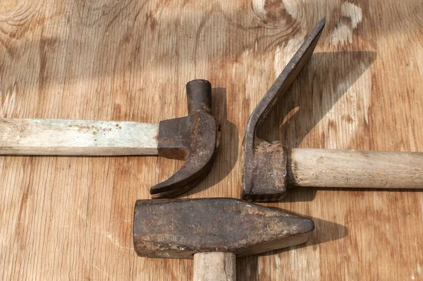 Alte gebrauchte Hämmer und adze — Stockfoto