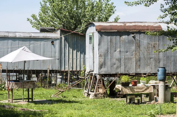 Oude verouderde wagons gebruikt voor huizen — Stockfoto