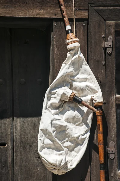 Dudelsack an Holzwand — Stockfoto