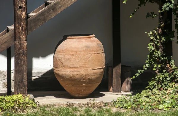 Старая глиняная коробка — стоковое фото