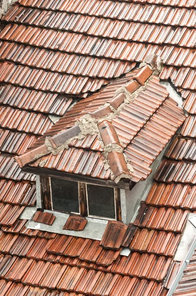 Hausdach mit nassen Ziegeln — Stockfoto