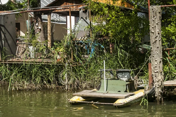 Bateau de pêche amarré à la cabane de pêche — Photo