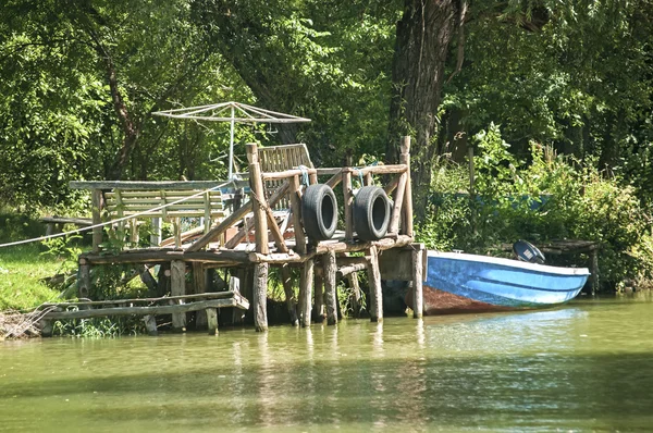 Balıkçı kulübesine demirleyen tekne — Stok fotoğraf