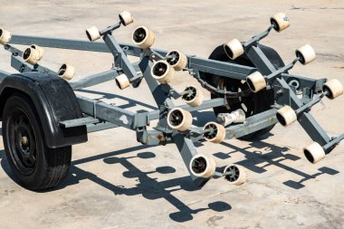 Lunapark trenine binmek kolay. Kapalı vagonlar için kalkış römorku.