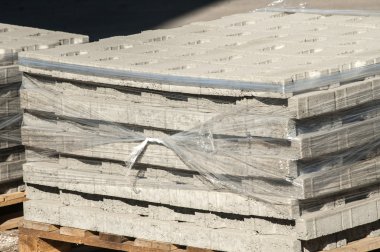 Kaldırım döşeme yığılmış palet üzerinde