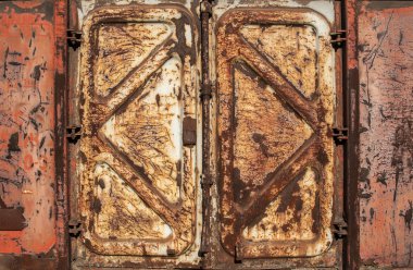 Paslı metal yük vagonu tarafında