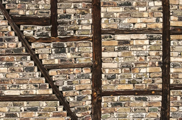 Cihlová zeď s dřevěnými složené závorky — Stock fotografie