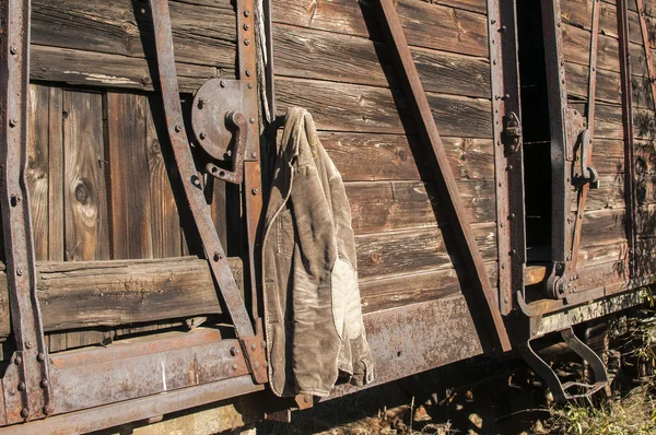 Veste en velours côtelé sur mur en bois — Photo