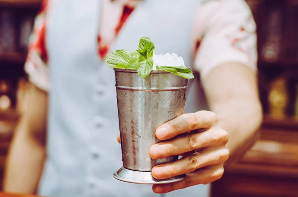 Barman préparant délicieux cocktail menthe julep à table. — Photo