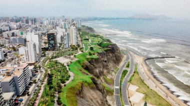 Lima-Peru 'daki Miraflores kıyılarının havadan görünüşü.