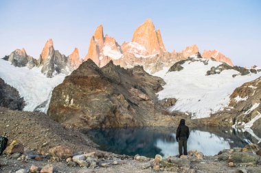 Yalnız gezgin El Chalten 'deki karlı dağlara bakıyor - Arjantin.