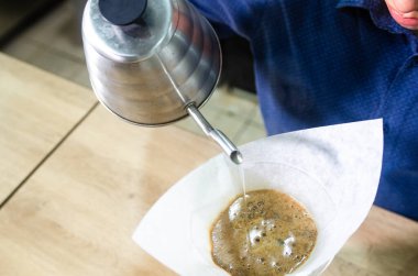 Kahve dükkanında cam kimyasalla kahve hazırlıyorum. Chemex kahve makinesi, Alman kökenli sıcak bir içecek olarak kahve hazırlayan bir cihazdır..