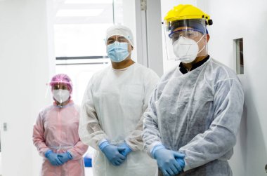 Virüse karşı koruyucu giysi giyen bir grup doktor..