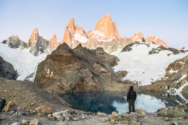 Viajante solitário olhando para as montanhas nevadas em El Chalten - Argentina. — Fotografia de Stock