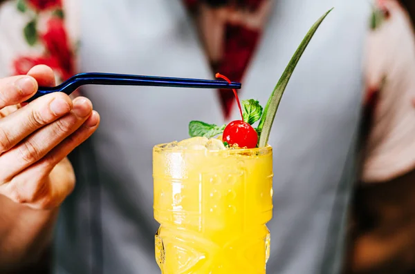 Barman mettre une cerise sur un cocktail tiki. — Photo
