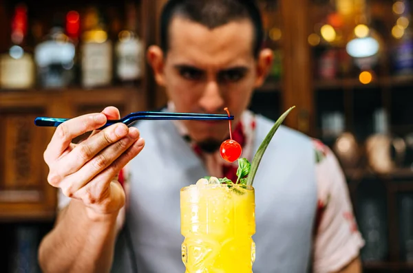 Barman mettre une cerise sur un cocktail tiki. — Photo