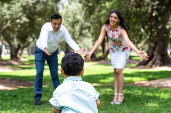 Portret van gelukkige mooie familie van drie wandelen in het park. Moeder, vader en zoontje genieten van vrije tijd in de zomer. — Stockfoto