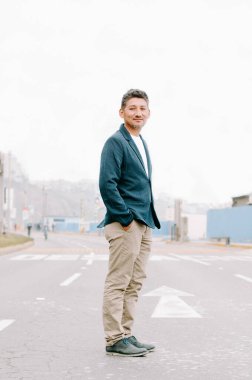 Şehir yolunda yürüyen sakallı yakışıklı bir genç..