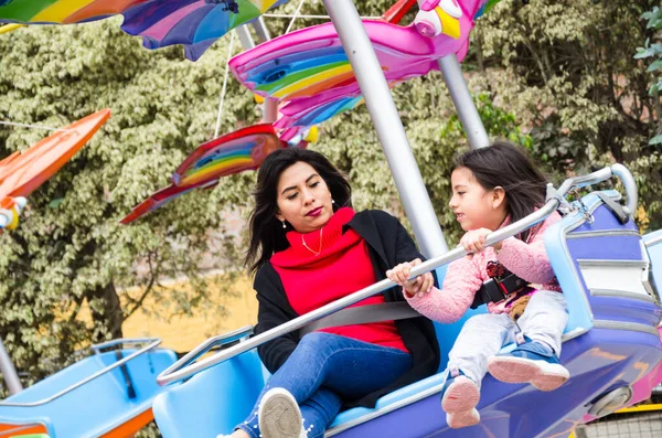 Mamma e figlia sorridenti in un gioco del parco divertimenti — Foto Stock